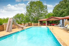 NEW Outdoor Oasis Pool, Hot Tub, Firepl, 6 bedr
